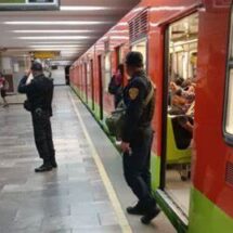 REINSTALAN A ELEMENTO DE LA SSC TRAS GRABARSE EN EL METRO TENIENDO RELACIONES