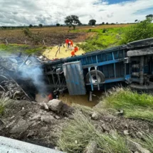 Tráiler se voltea y se calcina en la autopista Siglo XXI